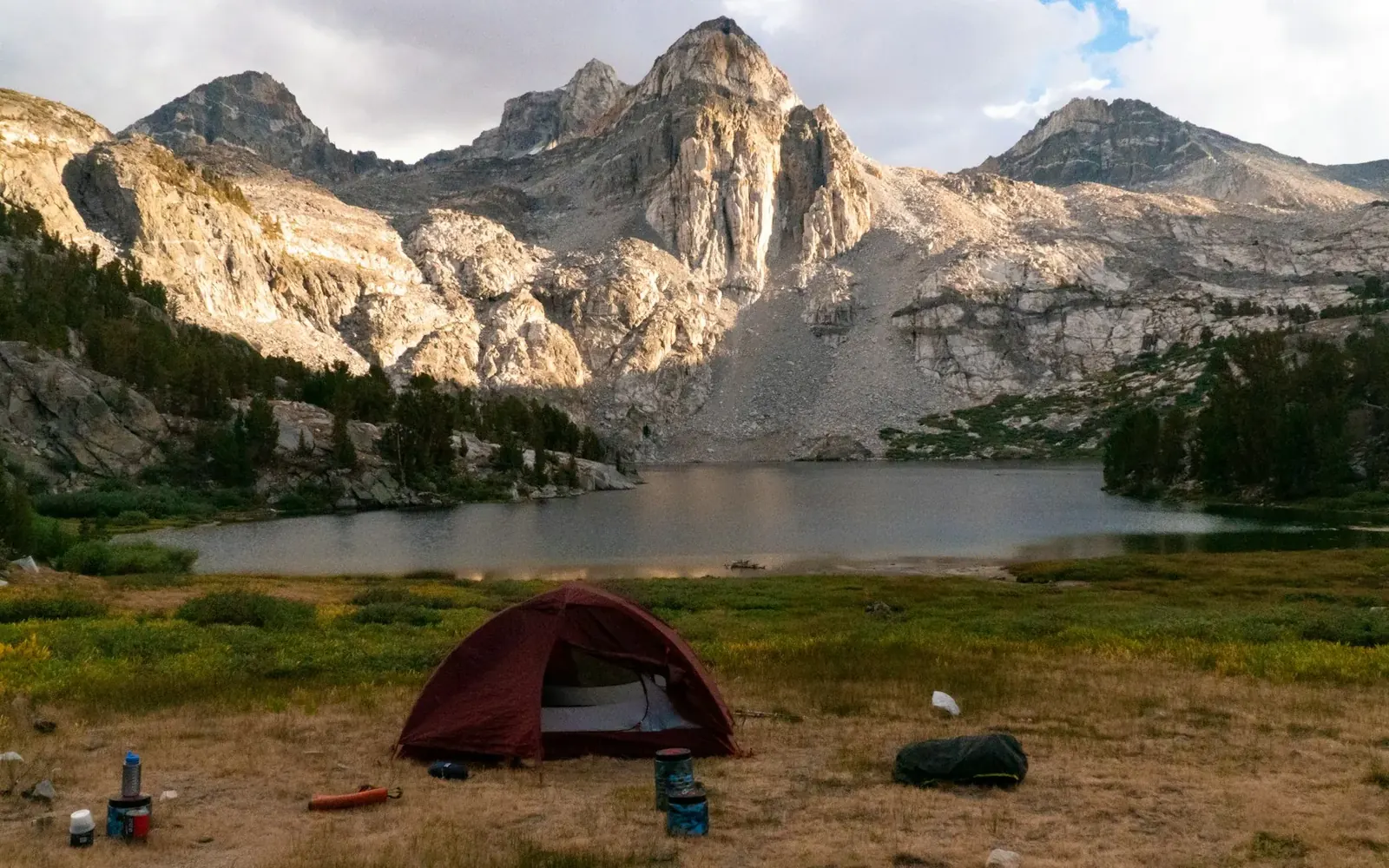 Carpa armada junto a un lago de montaña