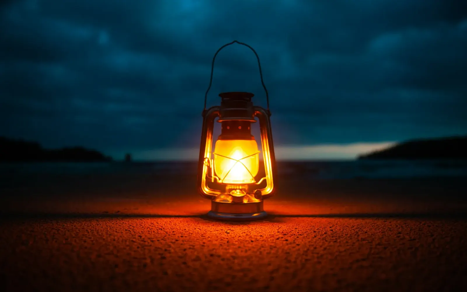 Farol encendido de noche en la costa
